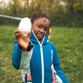 La traditionnelle chasse aux œufs du Secours populaire a encore eu du succès auprès des enfants, malgré la météo capricieuse. Une centaine de bambins bottés, de nombreux Villejuifois, bénévoles et l'équipe de la ludomobile, étaient de la partie de chasse pour financer une mission internationale. [photos: Xiwen Wang]
