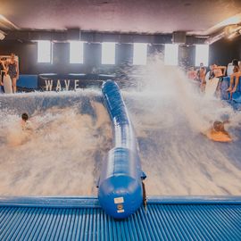 Zoom sur 3 activités enfance et jeunesse:▪️ Surf à Paris▪️ Initiation au pilotage de drones▪️ Sortie à la Ferme Pédagogique[Photos Alex Bonnemaison / Anja Simonet / Xiwen Wang]