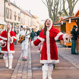 Retour en images sur le Marché de Noël en centre-ville samedi et dimanche, avec ses nombreuses animations organisées par la Ville et l'association Les commerçants de Villejuif: fanfares, Père Noël, cracheurs de feu, spectacle lumineux...[photos Xiwen Wang / Direction de la communication]