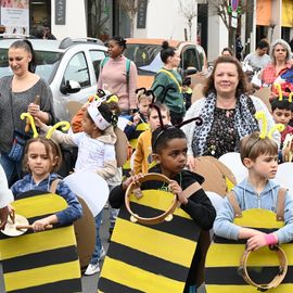 Un carnaval sur le thème du printemps pour les Accueils de Loisirs qui ont défilé dans Villejuif pour mettre de la couleur dans les rues.