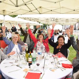 Heureux de se retrouver pour cet après-midi convivial et musical, nos Seniors ont bravé la pluie battante de ce 13 juillet!