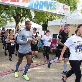 Une grande fête du sport avec près de 1500 coureur·se·s sur les 5/10km, courses jeunes et familles.Les vainqueurs des 10km ont battu le record de l'épreuve, avec la 8e meilleure performance mondiale chez les femmes!1700 euros ont été reversés à l’association Une maison au cœur de la vie, qui vient en aide aux familles dont les enfants sont hospitalisés à l’Institut Gustave-Roussy. Un grand merci aux 150 bénévoles, aux associations villejuifoises, et à tous les services de la ville.[Photos ©Anja Simonet / ©Raphaël Garnier]