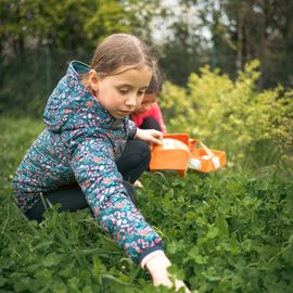 La traditionnelle chasse aux œufs du Secours populaire a encore eu du succès auprès des enfants, malgré la météo capricieuse. Une centaine de bambins bottés, de nombreux Villejuifois, bénévoles et l'équipe de la ludomobile, étaient de la partie de chasse pour financer une mission internationale. [photos: Xiwen Wang]