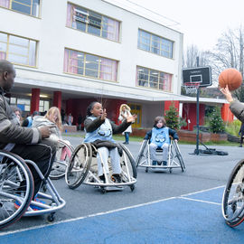 Retour en images sur la Semaine du handicap, du 4 au 8 décembre 2023, avec des ateliers de sensibilisation (langue des signes, basket, fauteuil, handicap visuel...), des jeux avec la Ludomobile à l'ESAT Les Ateliers de l'ETAI, l'exposition des tableaux réalisés à la MAS des Hautes-Bruyères et la table ronde Emploi et Handicap.[photos Lucile Cubin / Anja Simonet / Xiwen Wang]