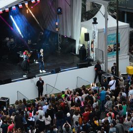 Des centaines de spectateurs massés devant la scène pour chanter avec Lisandro Cuxi, François Feldman etJoniece Jamison, danser avec le Staries Show ou applaudir le travail des musiciens et danseurs la MPT Gérard-Philipe et des Conservatoires.