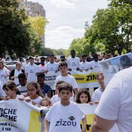 L’émotion était vive ce mercredi 6 juillet à l’occasion de la grande marche blanche organisée en la mémoire de Zinédine, jeune Villejuifois âgé de 16 ans mortellement fauché par un automobiliste vendredi dernier.Près d’un millier de personnes (famille, proches, amis, voisins, camarades du lycée, membres des clubs de football, citoyens…) sont venus lui rendre hommage. Tous vêtus de blanc, ils ont sillonné les rues de la ville entre le quartier Lamartine où il vivait et le stade Karl-Marx.[Photos Alex Bonnemaison] 