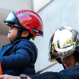 Escalader la grande échelle, traverser un tunnel enfumé, manier la lance à incendie, s'initier aux gestes de 1ers secours ou monter dans un vrai camion de pompier... les portes ouvertes du centre de secours de Villejuif ont ouvert un monde merveilleux aux petits et grands venus découvrir ce lieu emblématique !