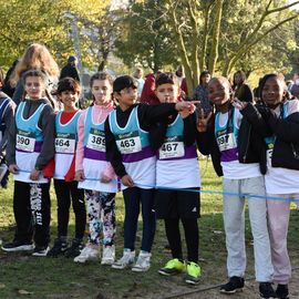 Dimanche 13 novembre, l'ASFI Villejuif Athlétisme organisait son 1er cross à destination des jeunes, au Parc Départemental des Hautes Bruyères. Pour cet évènement sportif, 17 clubs ont fait le déplacement avec plus de 500 athlètes âgé·e·s de 6 à 14 ans (catégorie Eveils à Minimes) ! [Photos Lucile Cubin]