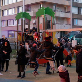 Vous étiez plusieurs centaines samedi 2 décembre à braver le froid pour célébrer la mémoire de ce quartier bientôt transformé : exposition, goûter, fanfare, projections géantes, et impressionnante traversée du quartier sur un fil tendu à 27m de haut![photos Alex Bonnemaison]