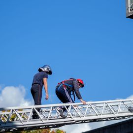 Escalader la grande échelle, traverser un tunnel enfumé, manier la lance à incendie, s'initier aux gestes de 1ers secours ou monter dans un vrai camion de pompier... les portes ouvertes du centre de secours de Villejuif ont ouvert un monde merveilleux aux petits et grands venus découvrir ce lieu emblématique !