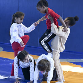 Hip-hop, trampoline, rugby, frisbee, pyramides humaines... Les vacances d'automne ont été sportives, et renversantes pour les jeunes villejuifois qui ont participé aux stages proposés par les services municipaux pendant ces vacances d'automne. [photos Lucile Cubin / Direction de la Communication]