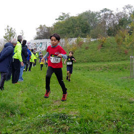Nouveau succès pour la 3e édition du cross de Villejuif organisé par l'Asfi. Seulement quelques gouttes de pluie et beaucoup de moins de boue cette année mais un parcours toujours aussi exigeant sur les pelouses et buttes du parc des Hautes-Bruyères, qui a accueilli les courses de toutes les catégories, des Eveils (6-9 ans) au Masters (34 ans et plus). Cette année, ce cross accueillait aussi pour la 1ère fois le championnat régional Sport Adapté, avec 35 coureurs au départ du parcours de 2000m ! [Photos Direction de la Communication, Lucile Cubin]