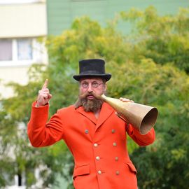 Des trapézistes renversants, une clown malicieuse, un quatuor de comédiens irrésistibles, des équilibristes dresseurs de poules et une fanfare déjantée.