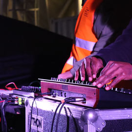 Des milliers de curieux se sont retrouvés autour du puits de la future gare pour découvrir les tunneliers et profiter des animations: ateliers, mise en lumière, spectacle pyrotechnique, live électro et gigot-bitume.