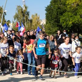 Une grande fête du sport avec près de 1500 coureur·se·s sur les 5/10km, courses jeunes et familles.Les vainqueurs des 10km ont battu le record de l'épreuve, avec la 8e meilleure performance mondiale chez les femmes!1700 euros ont été reversés à l’association Une maison au cœur de la vie, qui vient en aide aux familles dont les enfants sont hospitalisés à l’Institut Gustave-Roussy. Un grand merci aux 150 bénévoles, aux associations villejuifoises, et à tous les services de la ville.[Photos ©Anja Simonet / ©Raphaël Garnier]