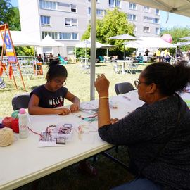 Le 1er village Villejuif respire 2022 s'est installé dans le parc des Hautes-Bruyères et dans la cité du Vercors, avec son lot d'animations et la fête du 13 juillet![Photos Lucile Cubin / Direction de la Communication]