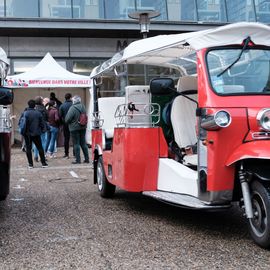 Une centaine de nouveaux Villejuifois, parmi lesquels de nombreuses jeunes familles, se sont retrouvées devant la médiathèque samedi 1er octobre pour visiter leur nouvelle ville (ballade en Tuk-tuk et visite du Théâtre...), recevoir leur kit de bienvenue et rencontrer leurs élu·e·s et partager leurs problématiques quotidiennes.[Photos Sylvie Grima]