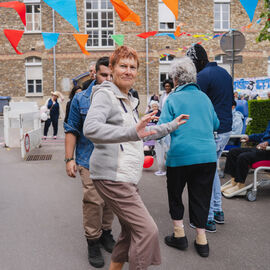 Samedi 17 mai, l’Hôpital Paul Brousse proposait un moment festif ouvert à tous : la fête de la gériatrie.L’occasion pour les patients et leurs familles de se partager un après-midi riche en rencontres et animations : parcours olympique, tir à l’arc, animation musicale, jeux en bois, maquillage, coiffure.. mais aussi buvette, brocante, tombola, stands d’artisanat et buvette ! [photos Xiwen Wang]