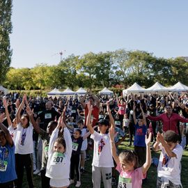 Avec près de 800 coureur·se·s et marcheur·se·s le matin et autant de jeunes et de familles l'après-midi, cette 34e édition a été de nouveau un événement sportif majeur à Villejuif et une journée de fête dans le parc des hautes-Bruyères baigné par le soleil d'automne !