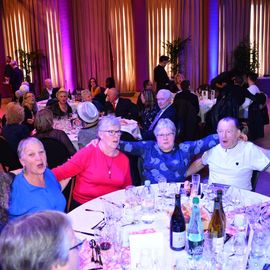 Danse ou spectacle, mais toujours autour d'un repas festif, 2 façons de se retrouver et commencer l'année dans la joie et la convivialité.