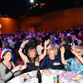 Danse ou spectacle, mais toujours autour d'un repas festif, 2 façons de se retrouver et commencer l'année dans la joie et la convivialité.