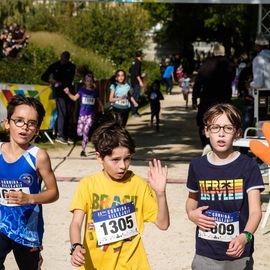 Une grande fête du sport avec près de 1500 coureur·se·s sur les 5/10km, courses jeunes et familles.Les vainqueurs des 10km ont battu le record de l'épreuve, avec la 8e meilleure performance mondiale chez les femmes!1700 euros ont été reversés à l’association Une maison au cœur de la vie, qui vient en aide aux familles dont les enfants sont hospitalisés à l’Institut Gustave-Roussy. Un grand merci aux 150 bénévoles, aux associations villejuifoises, et à tous les services de la ville.[Photos ©Anja Simonet / ©Raphaël Garnier]