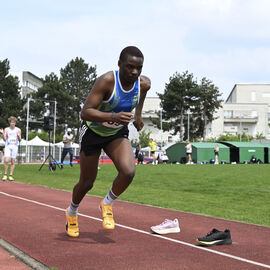 Plus de 500 athlètes ont répondu présents pour transpirer sous les premières chaleurs du printemps et les efforts fournis sur la piste du stade Louis Dolly ce samedi 26 avril. Un nouveau succès pour cette 8e édition du Meeting d'Athlétisme, un évènement organisé par l'ASFI Villejuif Athlétisme et ses nombreux bénévoles, avec la Ville de Villejuif. [photos Lucile Cubin]
