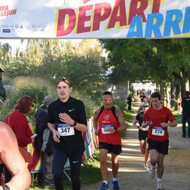 Une grande fête du sport avec près de 1500 coureur·se·s sur les 5/10km, courses jeunes et familles.Les vainqueurs des 10km ont battu le record de l'épreuve, avec la 8e meilleure performance mondiale chez les femmes!1700 euros ont été reversés à l’association Une maison au cœur de la vie, qui vient en aide aux familles dont les enfants sont hospitalisés à l’Institut Gustave-Roussy. Un grand merci aux 150 bénévoles, aux associations villejuifoises, et à tous les services de la ville.[Photos ©Anja Simonet / ©Raphaël Garnier]