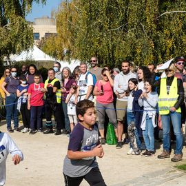 Une grande fête du sport avec près de 1500 coureur·se·s sur les 5/10km, courses jeunes et familles.Les vainqueurs des 10km ont battu le record de l'épreuve, avec la 8e meilleure performance mondiale chez les femmes!1700 euros ont été reversés à l’association Une maison au cœur de la vie, qui vient en aide aux familles dont les enfants sont hospitalisés à l’Institut Gustave-Roussy. Un grand merci aux 150 bénévoles, aux associations villejuifoises, et à tous les services de la ville.[Photos ©Anja Simonet / ©Raphaël Garnier]