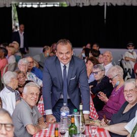 Une journée de fête pour les Seniors avec déjeuner festif abrité, spectacles et musique, dans une ambiance de guinguette conviviale et champêtre!