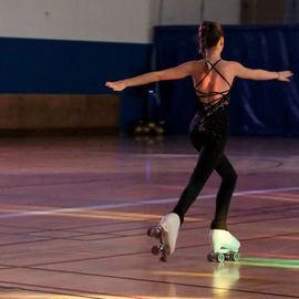 Dimanche 28 janvier, l'USV Roller Skating accueillait pour la 1ère fois ce week-end à la Halle des sports Colette Besson un gala de patinage artistique. Patineuses et patineurs de tout âge sont venus présenter, en groupe ou en solo, leurs chorégraphies sur le thème des musiques de films. [photos Sylvie Grima]