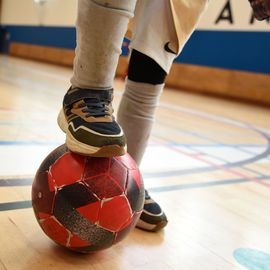 Le service des Sports de la Ville organisait cette semaine un tournoi de football autour de l’Égalité et de la Fraternité. L’occasion pour les enfants de tester leurs aptitudes sportives et leurs valeurs républicaines. [Photos Lucile Cubin]