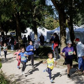 Avec près de 800 coureur·se·s et marcheur·se·s le matin et autant de jeunes et de familles l'après-midi, cette 34e édition a été de nouveau un événement sportif majeur à Villejuif et une journée de fête dans le parc des hautes-Bruyères baigné par le soleil d'automne !