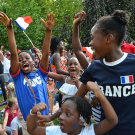 Des centaines de fans se sont réunis pour soutenir l'équipe de France en finale de la Coupe du Monde de foot et vibrer avec eux jusqu'au titre mondial !