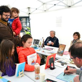 La littérature jeunesse à l'honneur avec au programme des dédicaces, des ateliers (pop-up, illustration, récit), des jeux et la remise des prix Lire et Elire décernés par 1000 élèves de Villejuif.