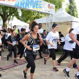 Une grande fête du sport avec près de 1500 coureur·se·s sur les 5/10km, courses jeunes et familles.Les vainqueurs des 10km ont battu le record de l'épreuve, avec la 8e meilleure performance mondiale chez les femmes!1700 euros ont été reversés à l’association Une maison au cœur de la vie, qui vient en aide aux familles dont les enfants sont hospitalisés à l’Institut Gustave-Roussy. Un grand merci aux 150 bénévoles, aux associations villejuifoises, et à tous les services de la ville.[Photos ©Anja Simonet / ©Raphaël Garnier]