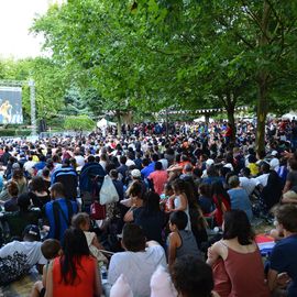 Des centaines de fans se sont réunis pour soutenir l'équipe de France en finale de la Coupe du Monde de foot et vibrer avec eux jusqu'au titre mondial !