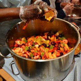 Des dizaines d'élèves d'élémentaires réunis pour la désormais traditionnelle Disco-soupe! Le principe: cuisiner à partir d'aliments invendus récupérés auprès des commerçants de la Ville. 