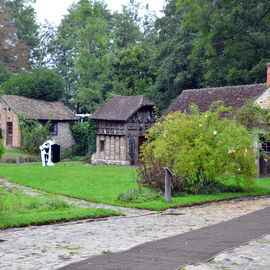 Escapade dans les Yvelines à la découverte du Moulin de Villeneuve, demeure d'Elsa triolet et Louis Aragon, suivie d'un déjeuner campagnard-dansant à la Ferme du Bout des Prés, à Cernay-La-Ville.