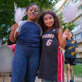 Proposées par les habitants dans le cadre de Villejuif respire, les fêtes de quartier Hautes-Bruyères et Lebon-Lamartine, samedi 27 août, ont permis aux habitants de prolonger les vacances d'été ou de se retrouver pour celles et ceux qui revenaient de congés.[Photos Sylvie Grima]