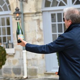 Les traditionnelles sorties d'automne emmenaient cette année une centaine de Seniors de Villejuif direction le Nord-Est, pour une escapade dans l'Aisne.Au programme : visite guidée du Domaine des Princes, à Condé en Brie, sabrage du champagne et dégustation, déjeuner en musique et flânerie dans le parc au cœur du village.[Photos Anja Simonet]