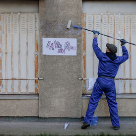 Vous étiez plusieurs centaines samedi 2 décembre à braver le froid pour célébrer la mémoire de ce quartier bientôt transformé : exposition, goûter, fanfare, projections géantes, et impressionnante traversée du quartier sur un fil tendu à 27m de haut![photos Alex Bonnemaison]