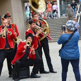 Des trapézistes renversants, une clown malicieuse, un quatuor de comédiens irrésistibles, des équilibristes dresseurs de poules et une fanfare déjantée.