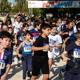 Une grande fête du sport avec près de 1500 coureur·se·s sur les 5/10km, courses jeunes et familles.Les vainqueurs des 10km ont battu le record de l'épreuve, avec la 8e meilleure performance mondiale chez les femmes!1700 euros ont été reversés à l’association Une maison au cœur de la vie, qui vient en aide aux familles dont les enfants sont hospitalisés à l’Institut Gustave-Roussy. Un grand merci aux 150 bénévoles, aux associations villejuifoises, et à tous les services de la ville.[Photos ©Anja Simonet / ©Raphaël Garnier]