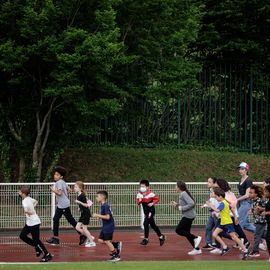 Malgré la pluie, les élèves ont enchainé les tours de piste au stade Louis Dolly lors de la traditionnelle course d'endurance.[Photo Alex Bonnemaison]