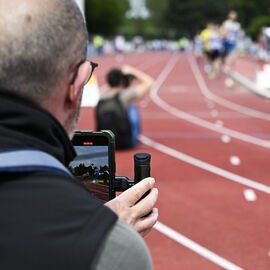 Plus de 500 athlètes ont répondu présents pour transpirer sous les premières chaleurs du printemps et les efforts fournis sur la piste du stade Louis Dolly ce samedi 26 avril. Un nouveau succès pour cette 8e édition du Meeting d'Athlétisme, un évènement organisé par l'ASFI Villejuif Athlétisme et ses nombreux bénévoles, avec la Ville de Villejuif. [photos Lucile Cubin]