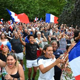 Des centaines de fans se sont réunis pour soutenir l'équipe de France en finale de la Coupe du Monde de foot et vibrer avec eux jusqu'au titre mondial !