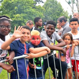 Samedi 22 juin, la jeunesse de Villejuif s'est réuni au 44 rue Jean-Mermoz autour d'un barbecue, concert, DJ, et animations pour une grande fête!