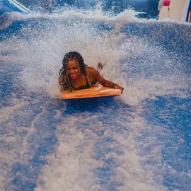 Zoom sur 3 activités enfance et jeunesse:▪️ Surf à Paris▪️ Initiation au pilotage de drones▪️ Sortie à la Ferme Pédagogique[Photos Alex Bonnemaison / Anja Simonet / Xiwen Wang]