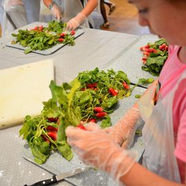 Des dizaines d'élèves d'élémentaires réunis pour la désormais traditionnelle Disco-soupe! Le principe: cuisiner à partir d'aliments invendus récupérés auprès des commerçants de la Ville. 